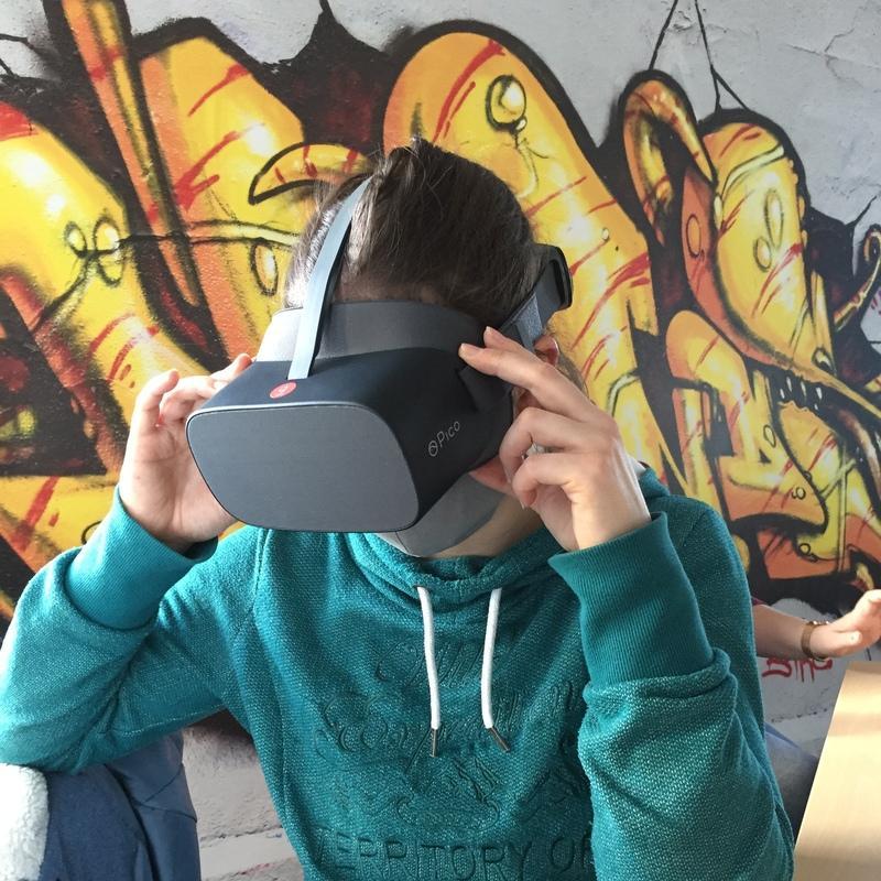 Schülerin mit VR-Brille von The Blue Mind