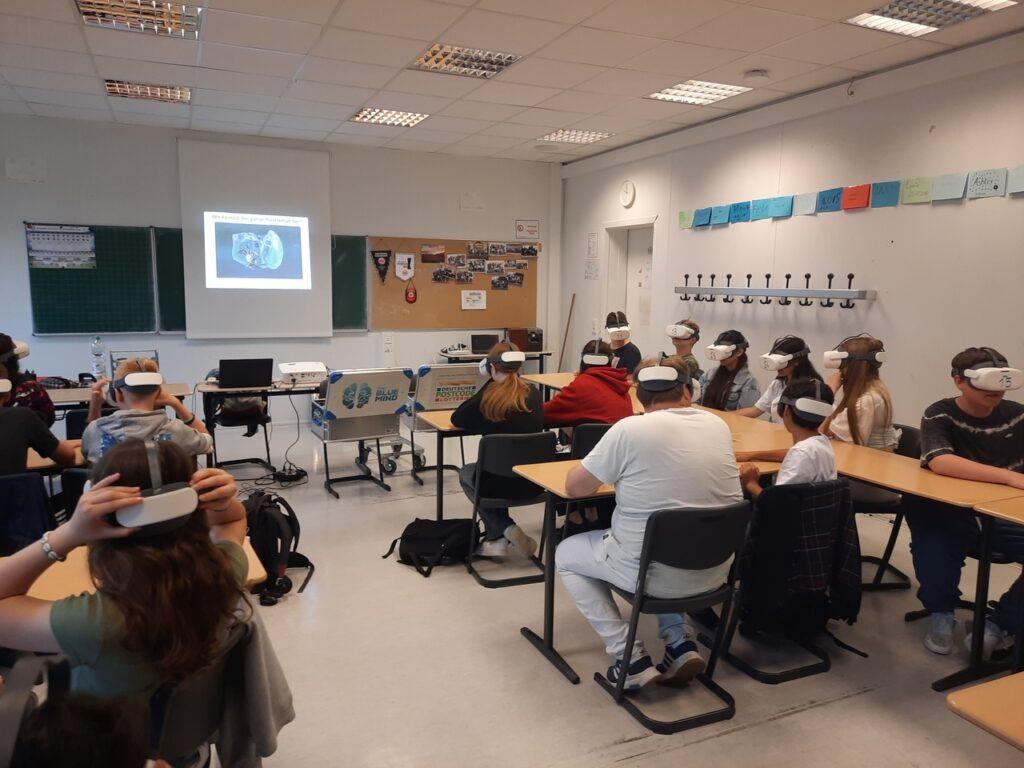 Schüler mit VR-Brille